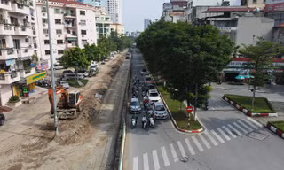 Hình ảnh công nhân xén vỉa hè để mở rộng lòng đường Trần Đăng Ninh