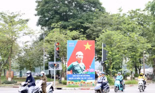 Hà Nội rực rỡ cờ hoa kỷ niệm 134 năm Ngày sinh Chủ tịch Hồ Chí Minh 