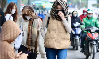 Hà Nội tắc đường, người lao động gồng mình mưu sinh trong mưa rét 13 độ C