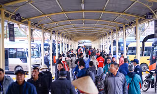 Người dân về quê đón Tết Dương lịch, bến xe ở Hà Nội 'tăng nhiệt'