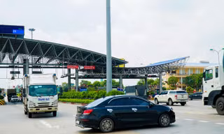 Thiếu giấy tờ, người dân buộc phải 'quay đầu' tại cửa ngõ Hà Nội