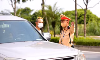 Chốt chặn không cho phương tiện vận tải công cộng của 14 tỉnh có dịch vào thành phố Hà Nội