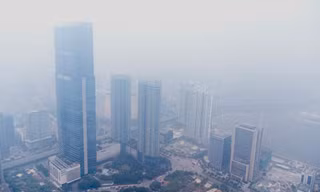 Hà Nội mịt mù, bụi mịn như sương nhìn từ flycam