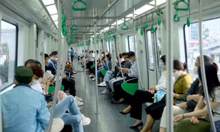 Người Hà Nội nườm nượp đi tàu điện Cát Linh - Hà Đông mỗi ngày 