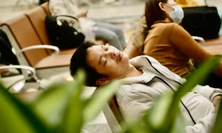 Người dân ùn ùn đổ về quê, mệt mỏi vạ vật chờ xe xuất bến