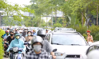 Cây đa trăm tuổi bất ngờ gãy nhánh lớn, ùn tắc kéo dài trên đường Võ Chí Công