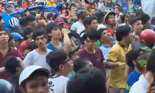 Hàng trăm người giành giật đồ cúng trên đường phố Sài Gòn