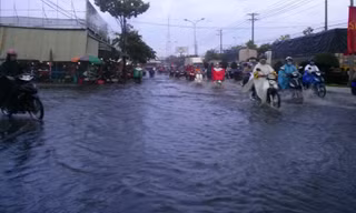 Nước ngập khu vực chợ Hưng Lợi trên đường Nguyễn Văn Linh