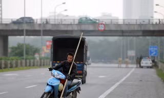 Người vi phạm liều lĩnh quay đầu ngay trong làn ôtô và chạy ngược chiều về phía đường gom vào cao tốc để trốn tránh lực lượng Cảnh sát giao thông. Ảnh: Hoàng Anh/ Zing