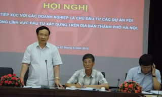 Giám đốc Sở QHKT Hà Nội Nguyễn Thế Hùng hướng dẫn các nhà đầu tư về thủ tục