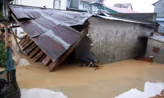 Căn nhà bị sập