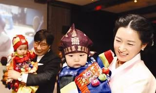 Lee Young Ae lần đầu khoe ảnh hai con sinh đôi