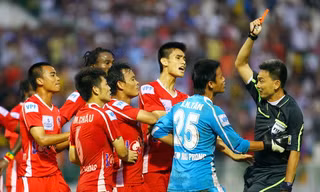 Trọng tài bị CĐV Hải Phòng đánh 'hội đồng'