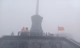 Nhiệt độ xuống 2 độ C, mưa rét, sương mù bao phủ Sa Pa