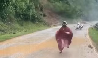 'Thót tim' cảnh cô gái bỏ xe chạy thoát thân tránh sạt lở ở Sơn La