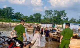 Thủy điện xả lũ khiến nhiều nhà dân, xưởng sản xuất bị ngập lụt