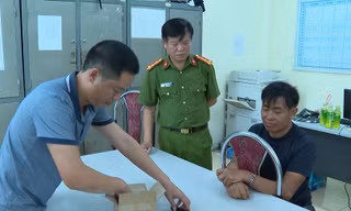 [Video] Giáp mặt bố vợ trùm ma túy Tàng Keangnam