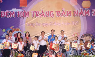 Bí thư T.Ư Đoàn Nguyễn Tường Lâm tặng quà Trung thu cho các em nhỏ ở Hòa Bình