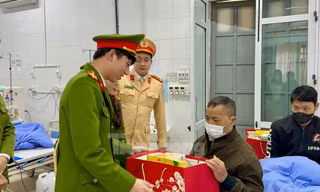 Tuổi trẻ công an Yên Bái phát mũ bảo hiểm, tặng quà bệnh nhân dịp Tết