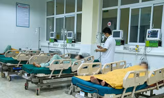 15 người nhập viện nghi do ngộ độc sau bữa ăn 