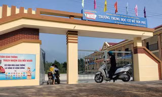 Vụ cô giáo bị học sinh nhốt, xúc phạm: Điều chuyển hiệu trưởng, kỷ luật cảnh cáo cô giáo