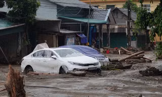 Cảnh nhà cửa bị lũ cuốn trôi, xe cộ bị chôn vùi dưới dòng nước xiết ở Yên Bái