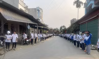 Hàng trăm học sinh đứng dọc đường dài cả cây số, tiễn biệt cô giáo qua đời vì bệnh hiểm nghèo