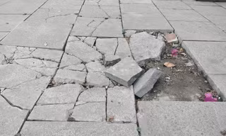 Đá lát vỉa hè ở TP Yên Bái vỡ nát dù mới đưa vào sử dụng