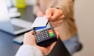 Tá hỏa kiểm tra thẻ tín dụng sau vụ vay 8,5 triệu 'ôm nợ' 8,8 tỷ đồng