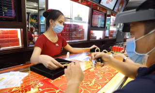 Chứng khoán, USD lấy lại đà tăng, giá vàng lại quay đầu giảm xuống đáy 1 tháng