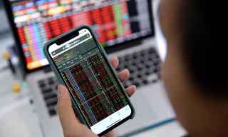 Cổ phiếu nhỏ hút tiền, chứng khoán vẫn gặp khó