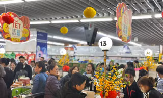 Siêu thị đông như nêm, khách chờ tới khuya mới được... trả tiền
