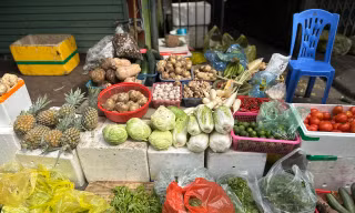 Mùng 2 Tết: Tiểu thương mở hàng, giá bún phở tăng gần gấp đôi