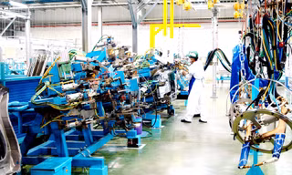 Qua các chương trình kết nối, doanh nghiệp trong nước tiếp cận quy trình sản xuất hiện đại. Ảnh: Như Ý