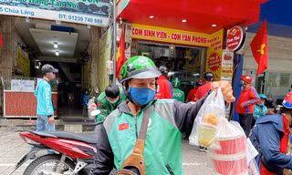Hàng quán chỉ bán mang về, shipper 'nổ' đơn đôm đốp