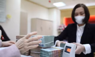 Cổ phiếu ngân hàng, chứng khoán tăng tốc kéo VN-Index ồ ạt vượt mốc 1.300 điểm