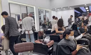 Tiệm làm đẹp dịp Tết kín khách từ sáng tới đêm khuya