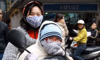 Đưa con đi học ngày rét