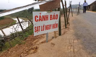 Sạt lở đường nghiêm trọng, hàng vạn dân nguy cơ bị chia cắt giao thông