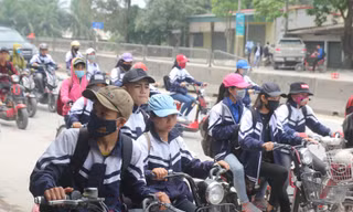 Thót tim cảnh học sinh hồn nhiên 'phi' xe máy, dàn hàng trên quốc lộ