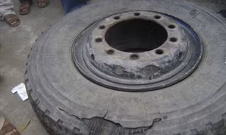 Nổ lốp xe khách: Người đàn ông văng cao 3 mét, tử vong