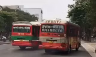 Phẫn nộ cảnh hai xe buýt lạng lách, chèn ép nhau gây nguy hiểm cho người dân