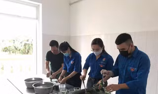 Bữa ăn 'tiếp sức' của tuổi trẻ Nghệ An với công dân cách ly tập trung