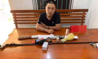 Bắt người đàn ông chuyên chế tạo súng kíp, vào rừng sâu giao dịch