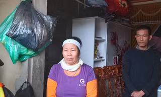 Vợ đau đớn nhìn quan tài chồng trong căn nhà ngập nước