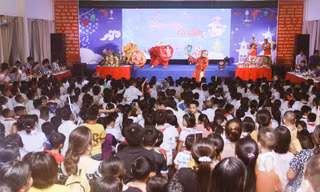 Tỉnh đoàn Nghệ An mang 'Đêm thu cổ tích' đến trẻ em nghèo