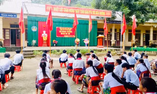 Trường học ở xã nghèo nhất Nghệ An tổ chức khai giảng sớm