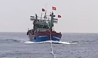 Cứu hộ tàu cá bị nạn trên vùng đánh bắt cá chung Việt Nam - Trung Quốc