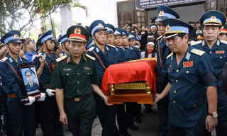 Nghẹn ngào giây phút người thân, đồng đội tiễn đưa hai phi công Su-22