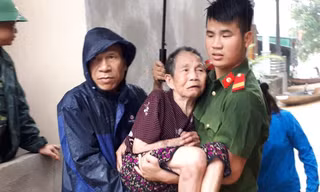 Cán bộ chiến sĩ hỗ trợ dân di dời dân khỏi vũng lũ